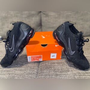 Nike 2021 black vapormax. Size 7Y. Shoes are in perfect condition.
